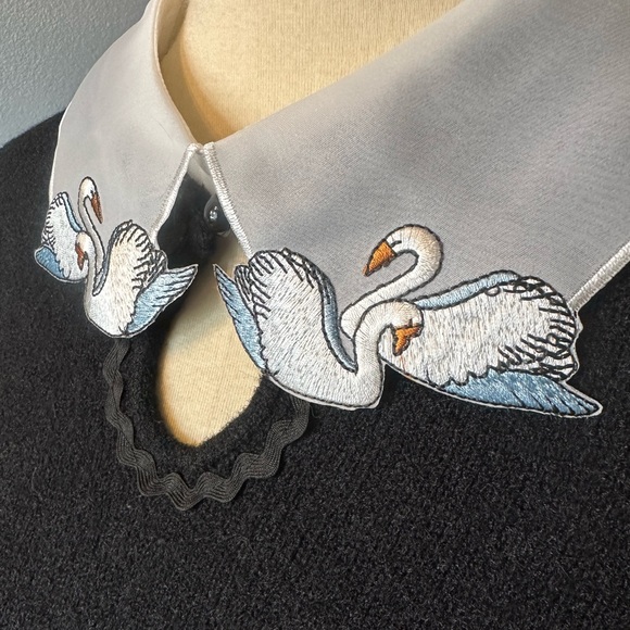 Embroidered Swan Collar With Pearl by Banned Retro - Picture 2 of 10